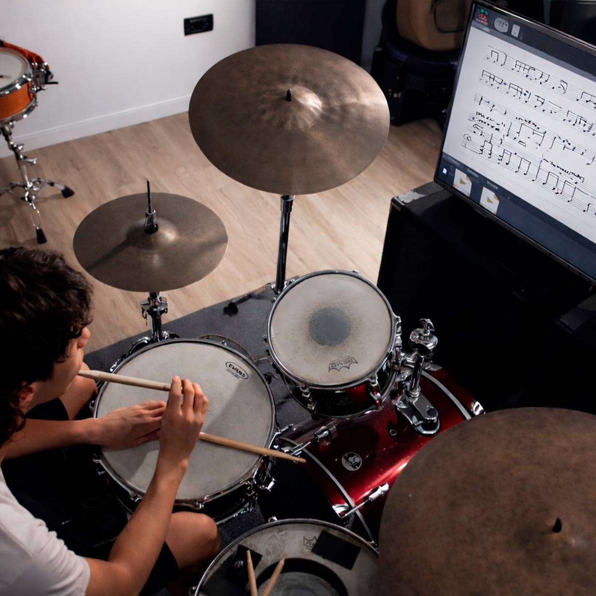 Alumno en clase de batería